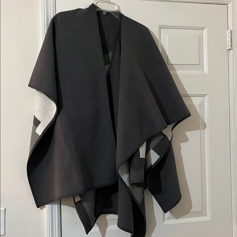 Reversible Woolrich Black & Gray Patterned Cape - Picture 3 of 15